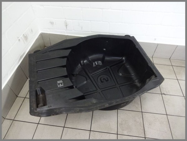 Mercedes W203 W209 Reserveradmulde Kofferraum Mulde 2036100275 Original