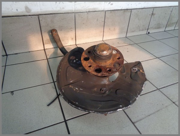 Mercedes Benz W211 E-Klasse Achsschenkel Vorne Links 2113302020 220CDI