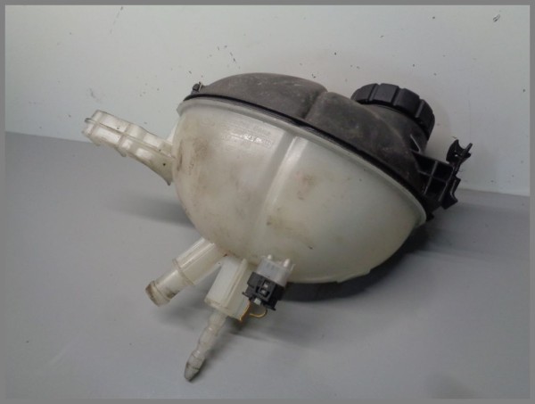 Mercedes Benz MB W204 C-Klasse Ausgleichsbehälter Kühlwasser Behälter 2045000749