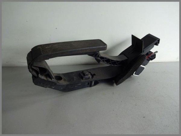 Mercedes Benz MB W211 E-Class Gas Pedal Accelerator Pedal Sensor 2113000904